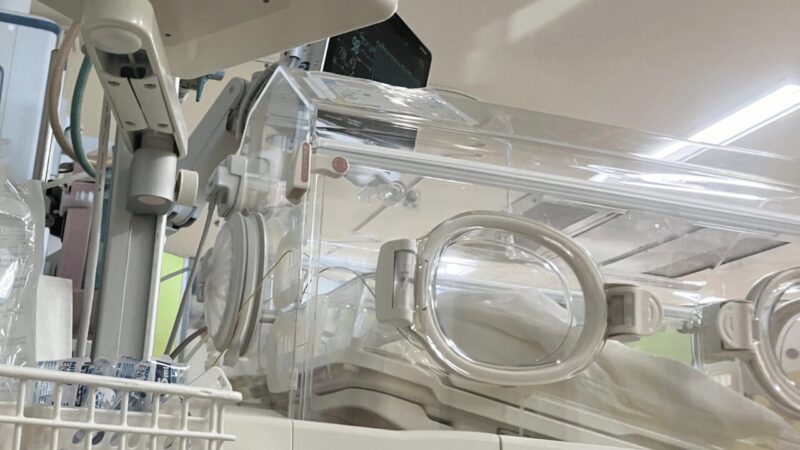 864gで生まれた赤ちゃんがNICUで保育器に入り治療している写真。
